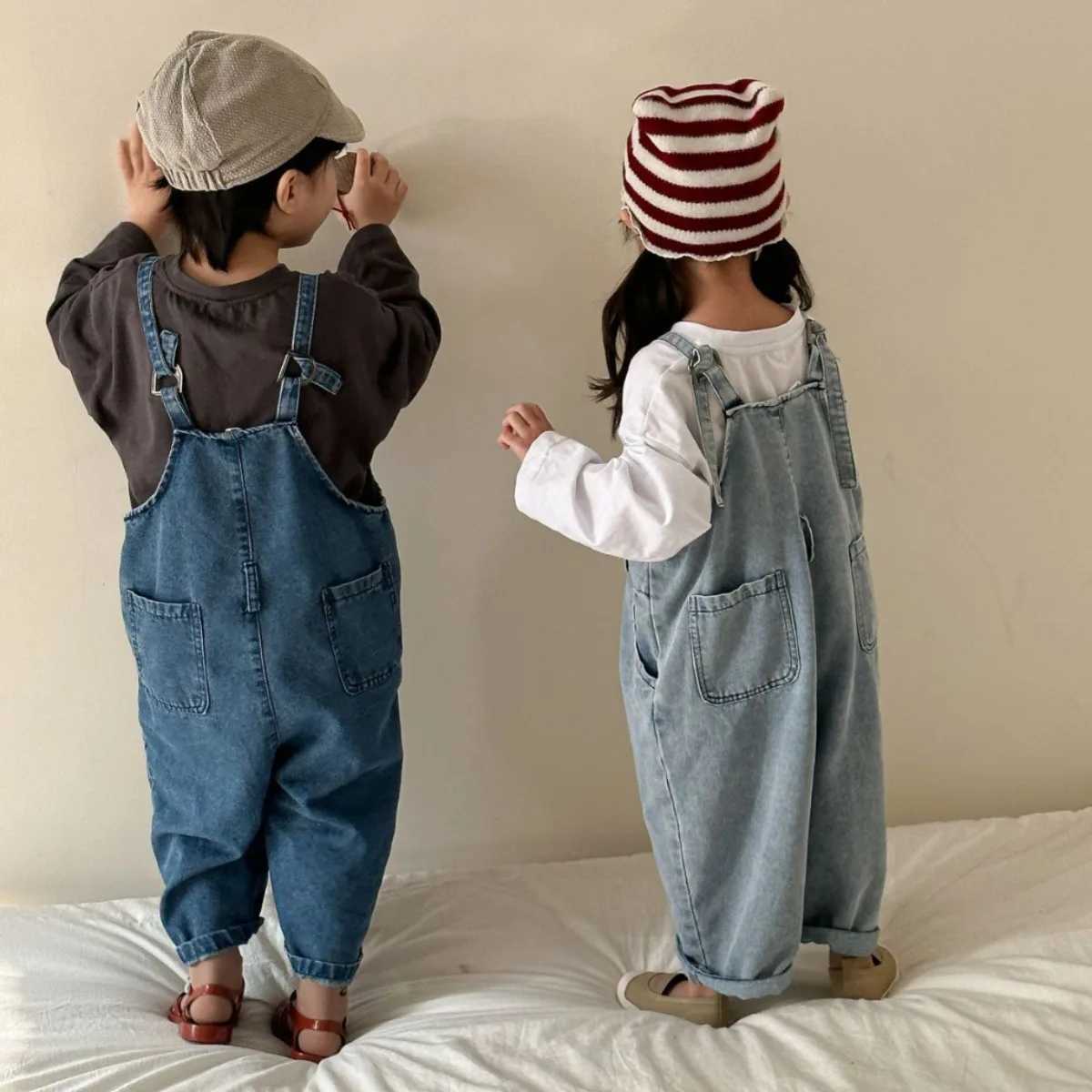 2024 Spring/Autumn Childrens Denim Top Retro Girls Jeans Boys Casual Suspension jumpsuit Childrens Cotton Pants Preschool Trouser W240806