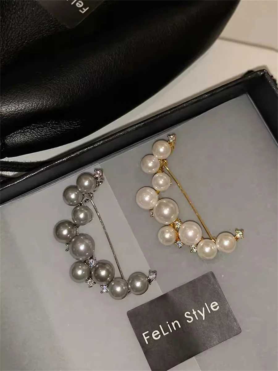French fashion white half moon pearl brooch high-end womens brooch autumn/winter coat sweater jewelry accessories W240815