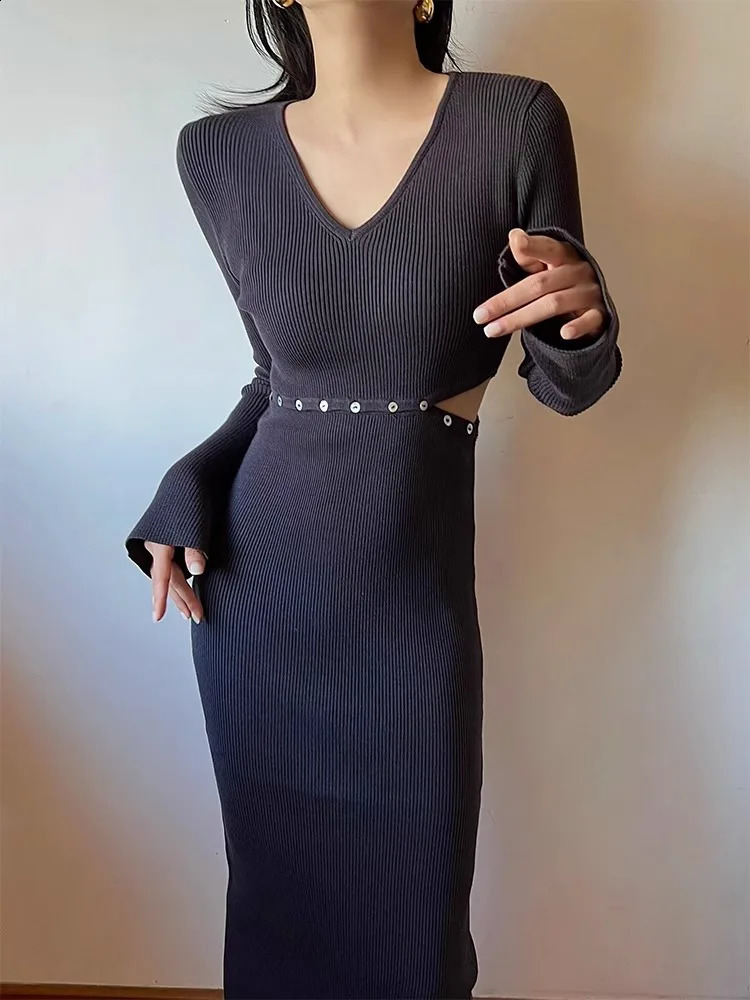 French Fashion Solid Sexy Office Lady V-neck Long Sleeves Knitted Dress Autumn Women Elegant Hollow Out Buttons Dress Simple 240819