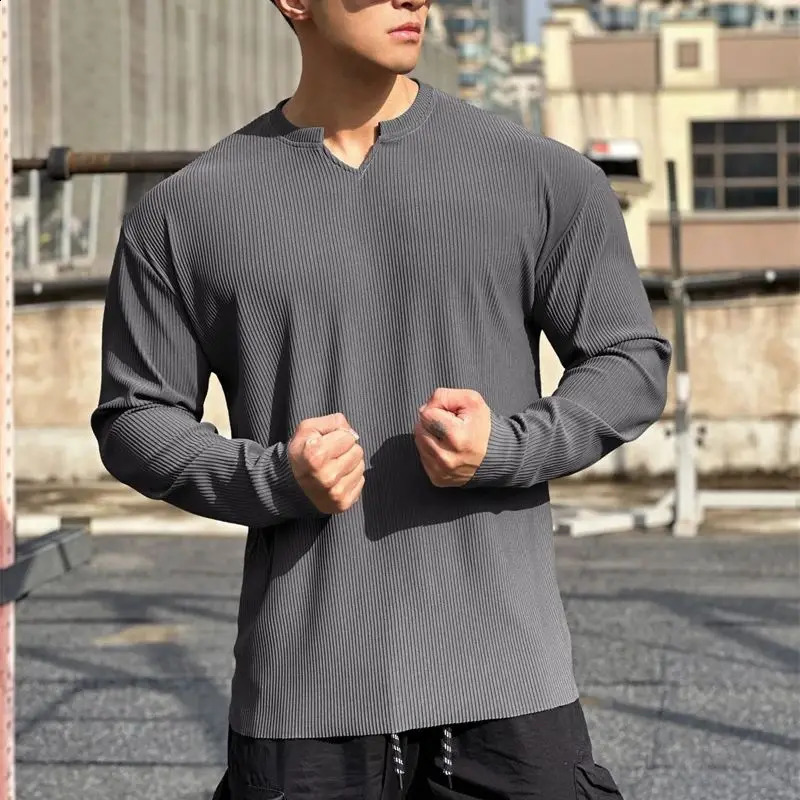 Spring and autumn street wear casual white long sleeve mens T-shirt fashion solid color vertical V-neck T-shirt mens wear 240820