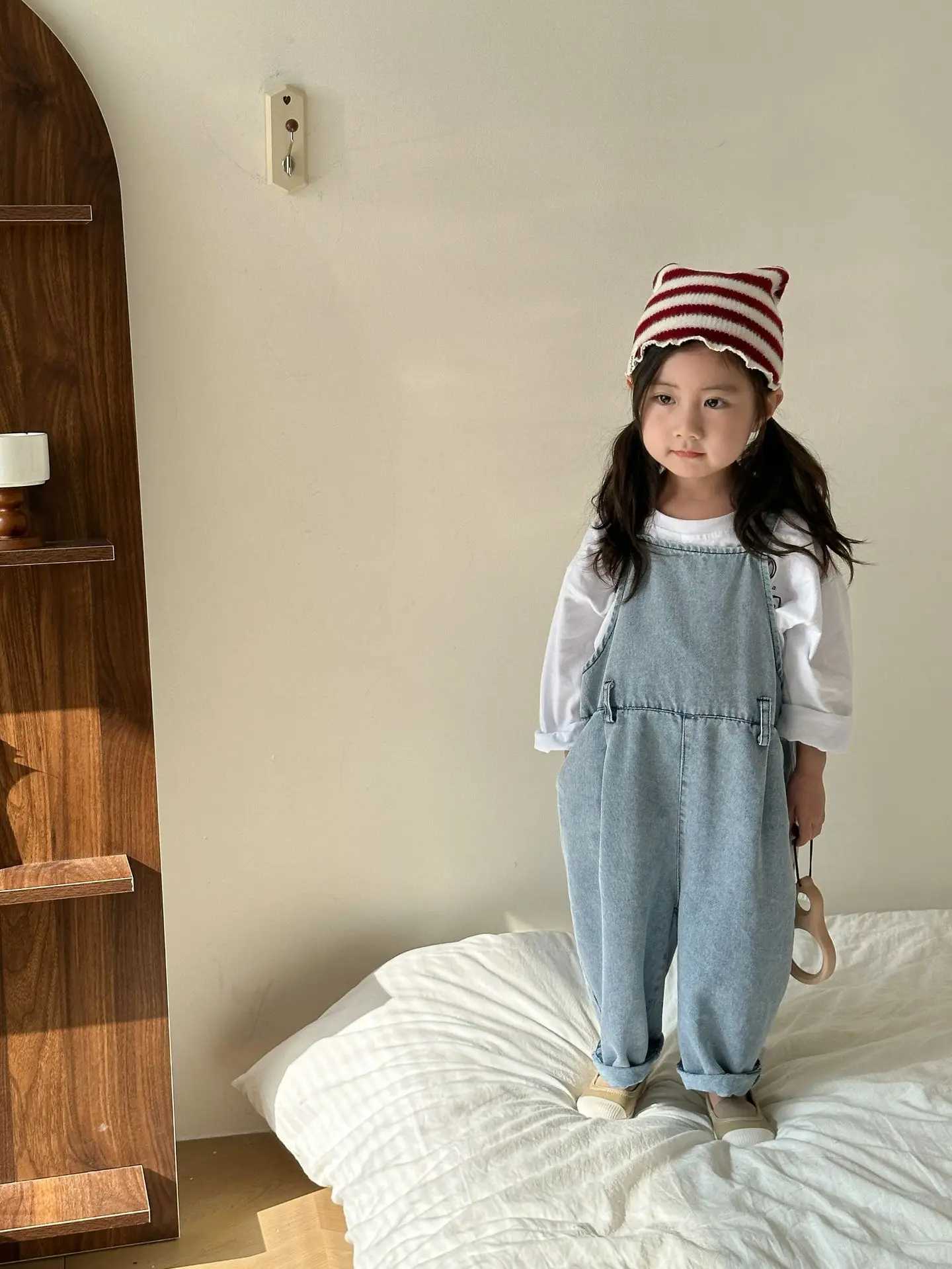 2024 Spring/Autumn Childrens Denim Top Retro Girls Jeans Boys Casual Suspension jumpsuit Childrens Cotton Pants Preschool Trouser W240806