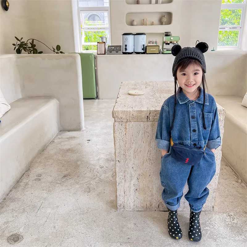 Childrens jumpsuit 2024 autumn childrens clothing Korean denim jumpsuit autumn long sleeved jumpsuit baby boys and girls W240806