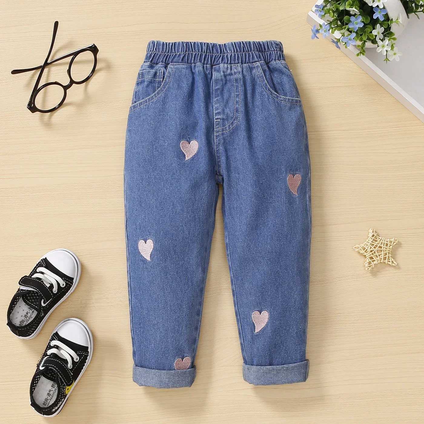 Preschool Girls Heart Embroidered Elastic Blue Denim Jeans Suitable for Summer Soft and ComfortableW240819