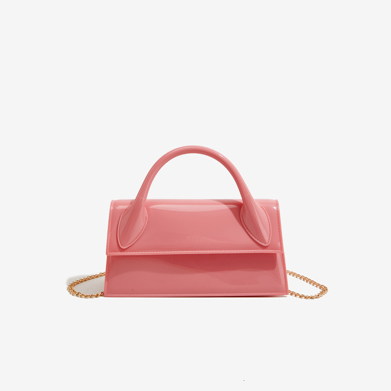 PVC Barbie jelly fashionable versatile for dinner parties. It is dirt resistant and easy to wash. Summer women's diagonal cross bag