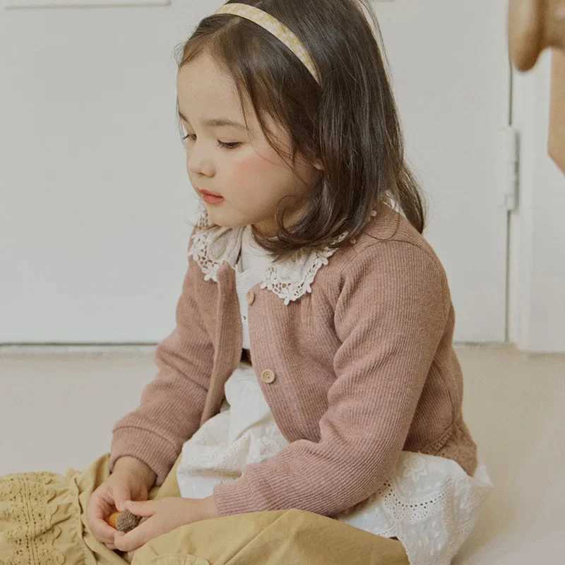 2023 Autumn New Korean Childrens Girls Fashionable Polo Collar Lace Knitted Cardigan Coat knitted sweaterXJ240819