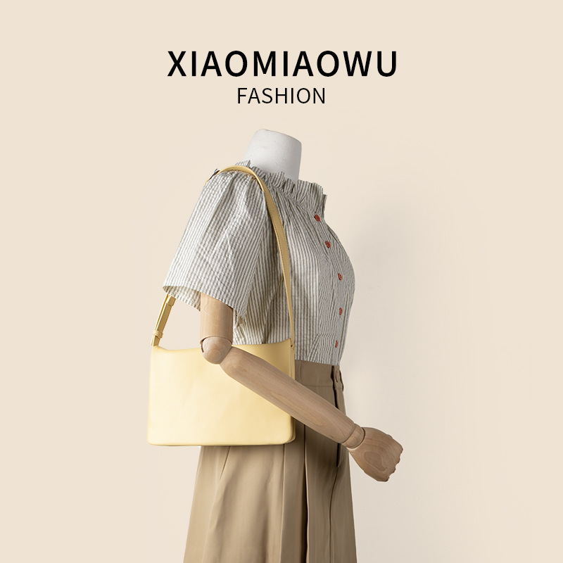Simple and fashionable red small square with a high-end feel for summer outings, niche students, women's large capacity underarm shoulder bag