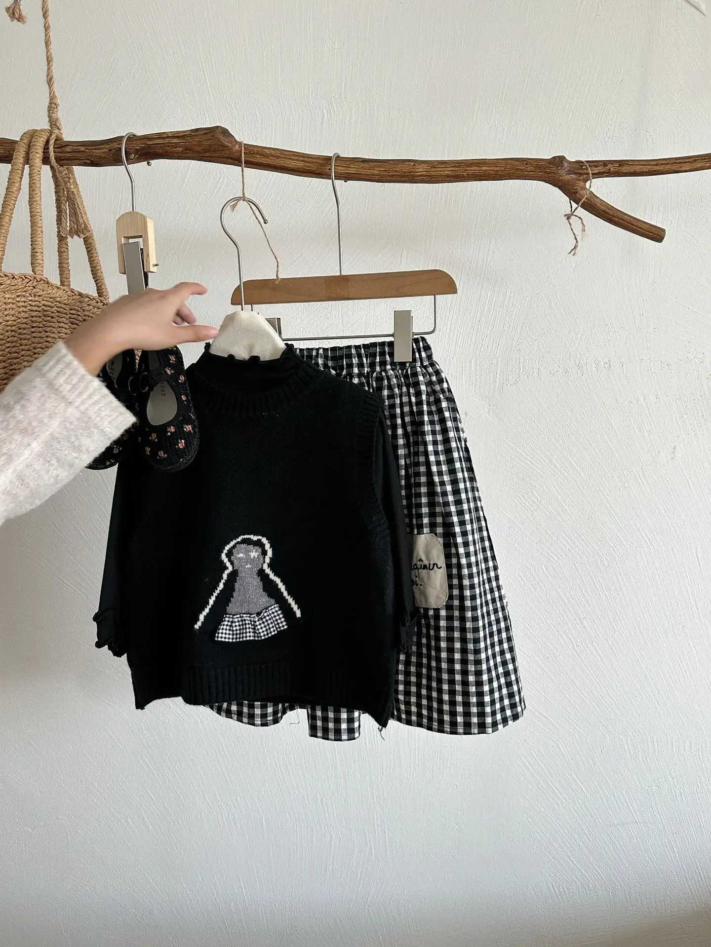 Childrens Sweater Vest 2024 Autumn New Korean Toddler Kids Knitwear Sleeveless Pullover Retro Cartoon Girls Knitted VestXJ240819