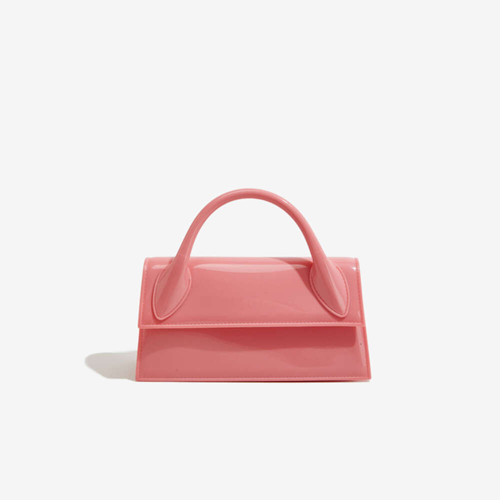 PVC Barbie jelly fashionable versatile for dinner parties. It is dirt resistant and easy to wash. Summer women's diagonal cross bag