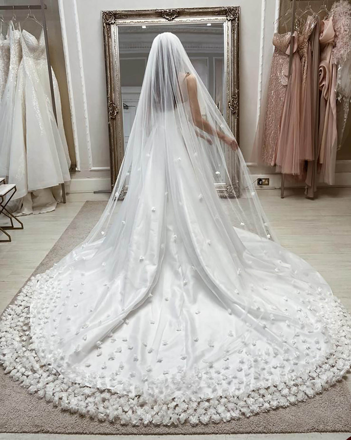 Princess Wedding Veil 3D Appliques One Layer Long Chapel Length Veils Applique Edge With Comb Custom Made Bridal Accessories