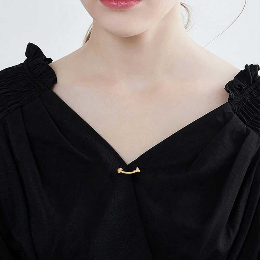 Fashion smile brooch womens metal anti glare V-neck lapel pin fixed clothing pin sweater jacket clothing jewelry accessories W240815