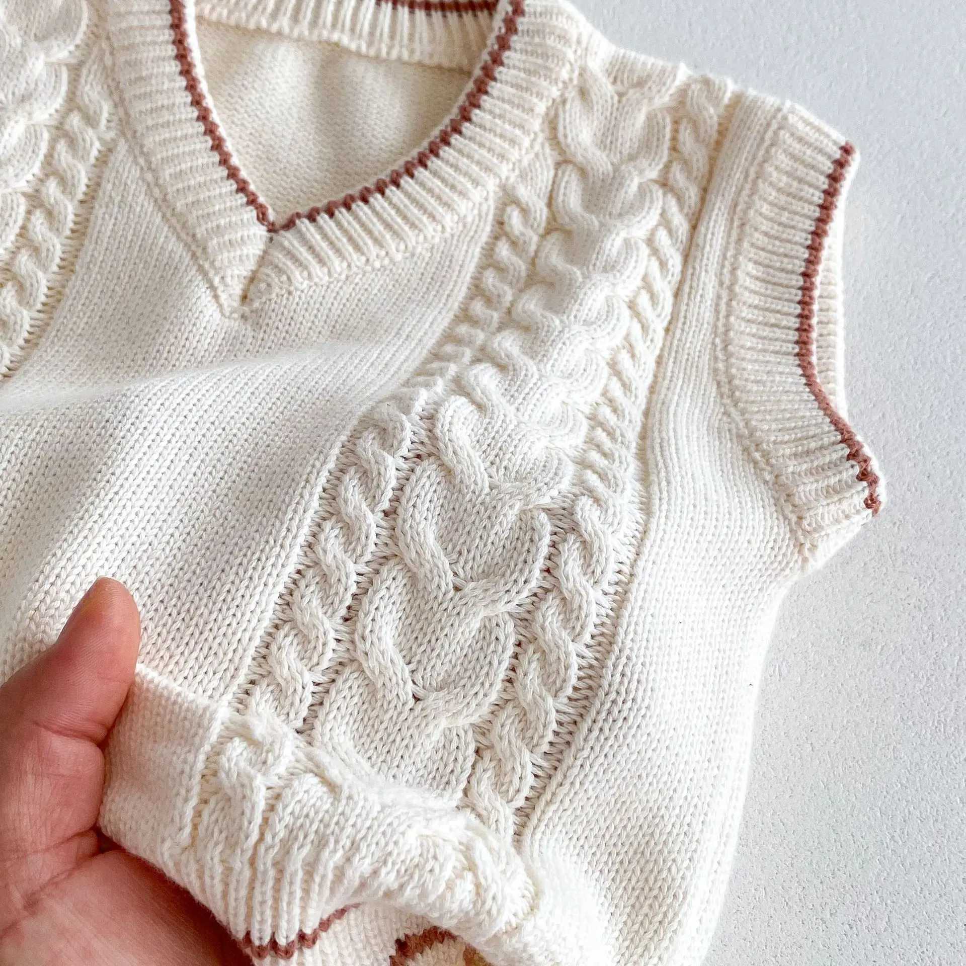 Autumn New Children Loose V-neck Vest Boys Girls Casual Knitted Tops Baby Sleeveless Versatile Sweater Knitwear Kids ClothesXJ240819