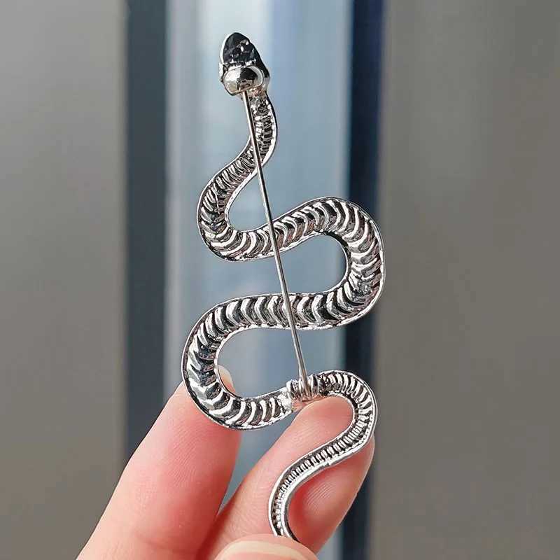 Golden artificial snake brooch female personality retro animal python badge brooch coat decoration brooch jewelry gift W240815