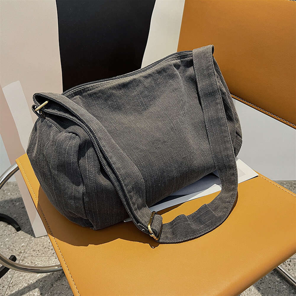 Canvas female college students in class, simple mailman artistic crossbody bag, large capacity versatile shoulder bag for women