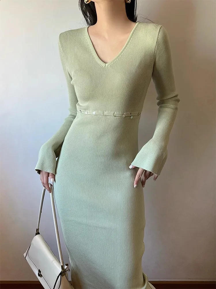 French Fashion Solid Sexy Office Lady V-neck Long Sleeves Knitted Dress Autumn Women Elegant Hollow Out Buttons Dress Simple 240819