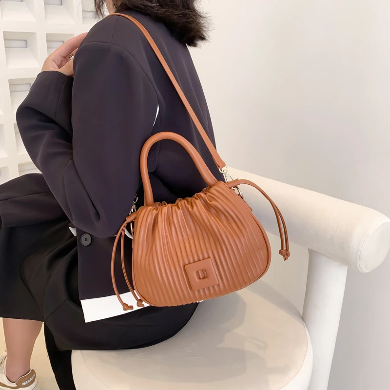 Band n Pleated Handbag and Purse Shoulder Crossbody Bag for Women Fashion Messenger High Quality 240819