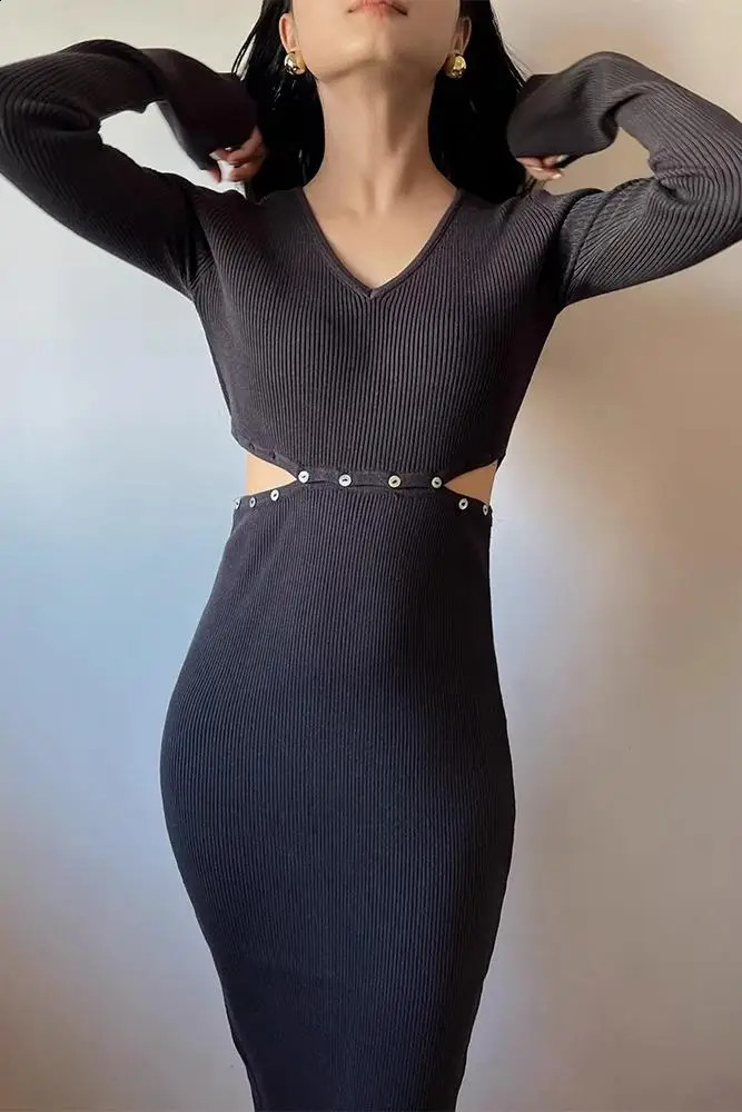French Fashion Solid Sexy Office Lady V-neck Long Sleeves Knitted Dress Autumn Women Elegant Hollow Out Buttons Dress Simple 240819