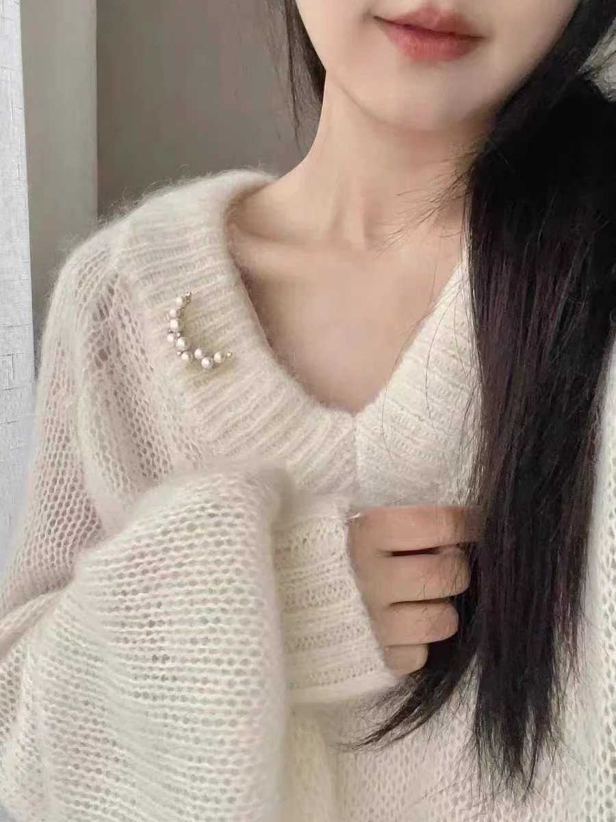 French fashion white half moon pearl brooch high-end womens brooch autumn/winter coat sweater jewelry accessories W240815