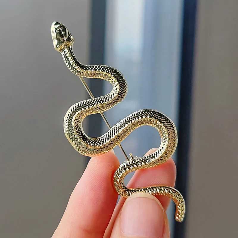 Golden artificial snake brooch female personality retro animal python badge brooch coat decoration brooch jewelry gift W240815