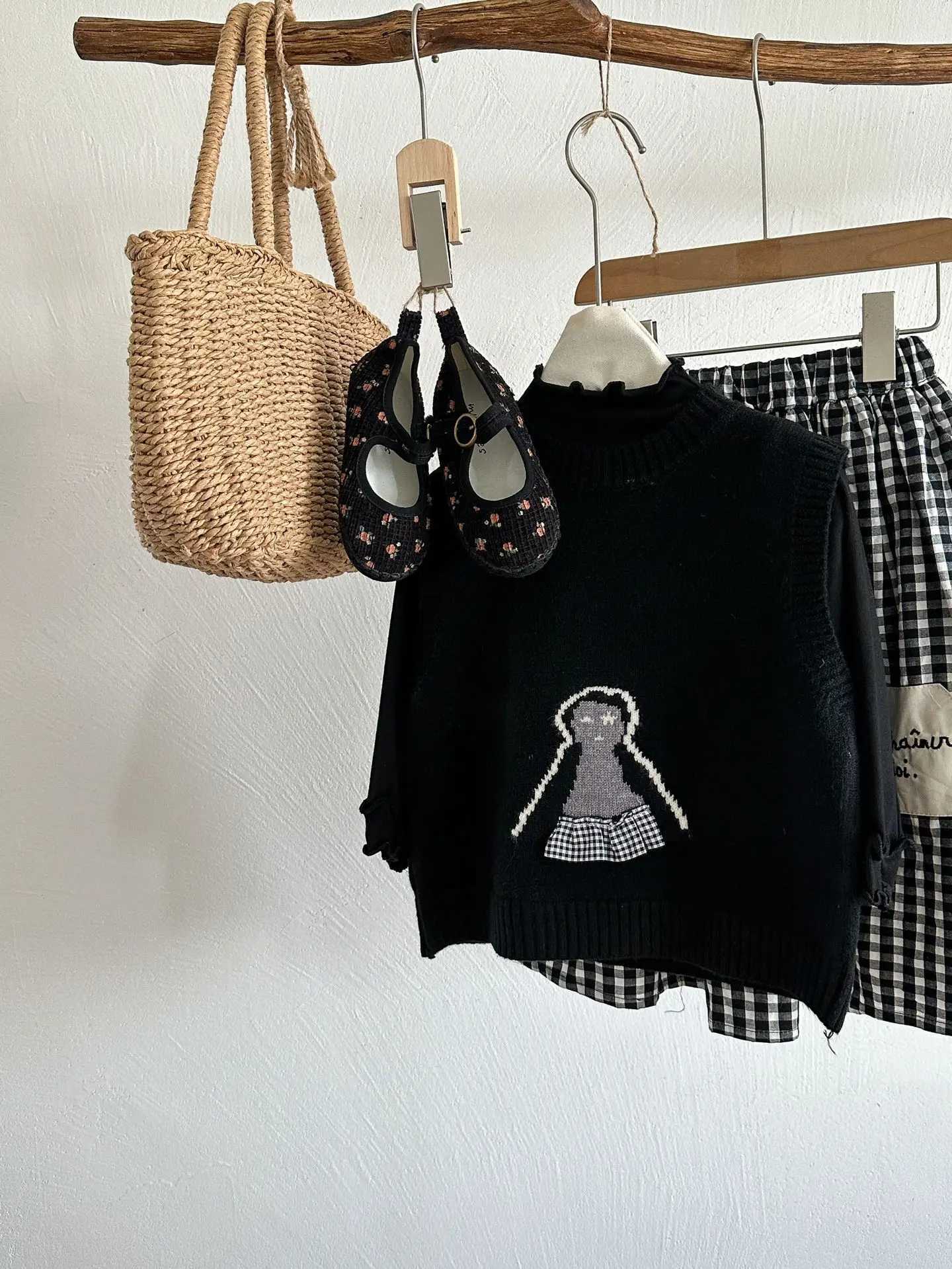 Childrens Sweater Vest 2024 Autumn New Korean Toddler Kids Knitwear Sleeveless Pullover Retro Cartoon Girls Knitted VestXJ240819
