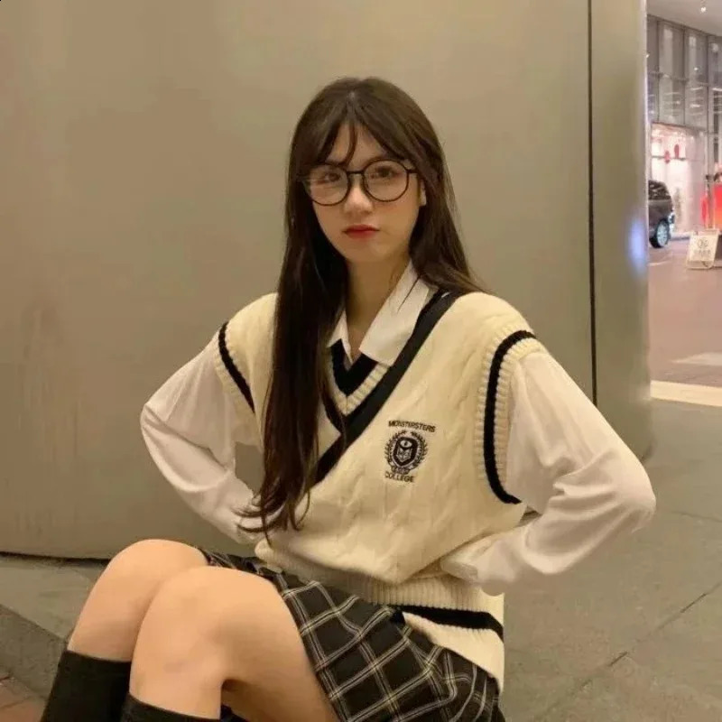 TKNOLEGE SpringSummer Knitted Vest Womens Sweater Korean Version British College Style Sandal Pattern Top 240819