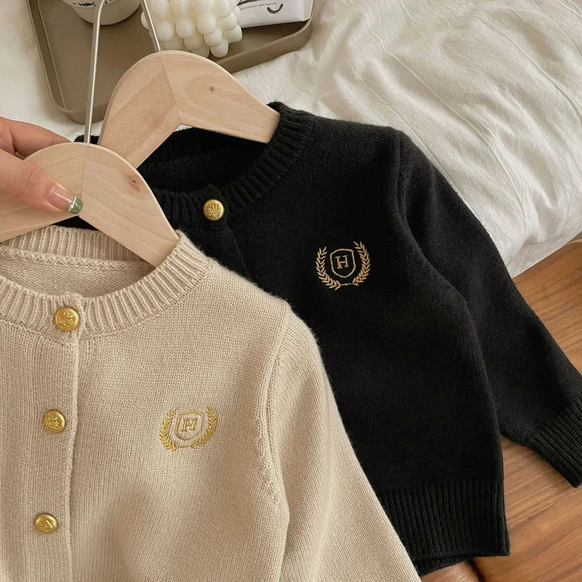 Childrens Sweater 2024 Spring/Summer New Collection Childrens Academic Open Knitted Woolen Sweater Casual Style Embroidered Open Knitted Woolen Sweate