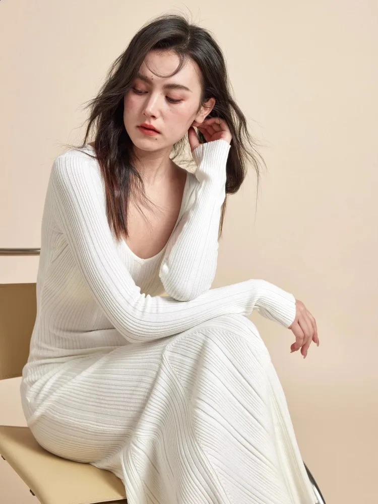 Pit Striped Knitted Dress For Womens Autumn And Winter n Sense V-Neck Slim Fit Chic Fish Tail Long Skirt 240819