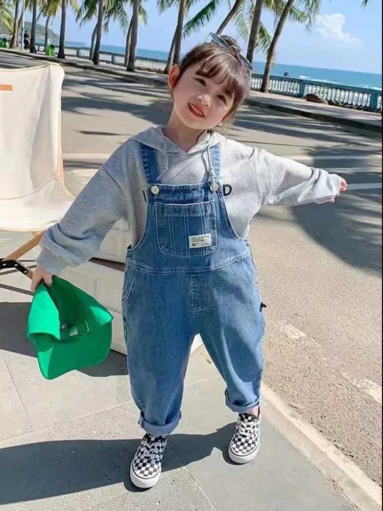 Baby denim top 2024 spring boys and girls casual loose jeans jumpsuit baby suspension pants 1-6Y childrens clothing W240806