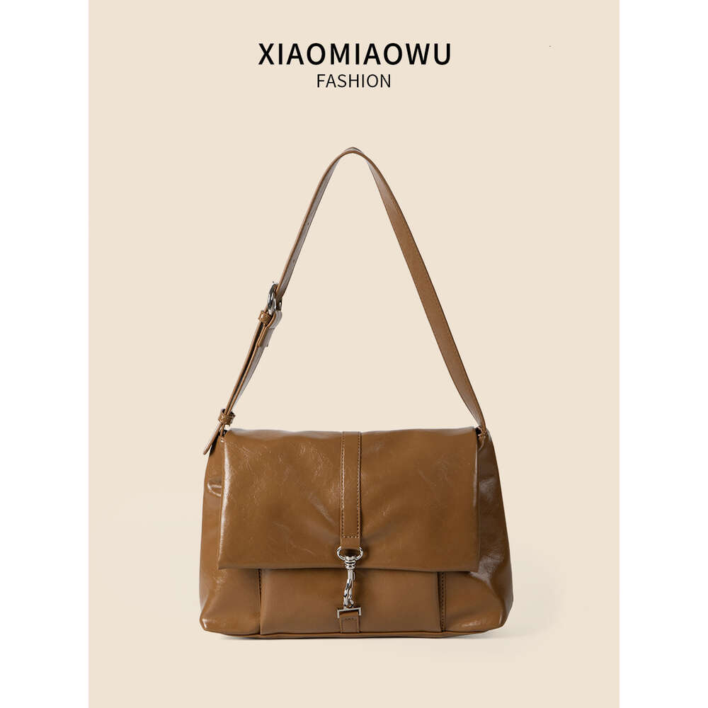 2024 New Soft Face Oil Wax Leather Feel Shoulder with Large Capacity, Versatile Commuting, Fashionable Lock Buckle, and Postman Bag