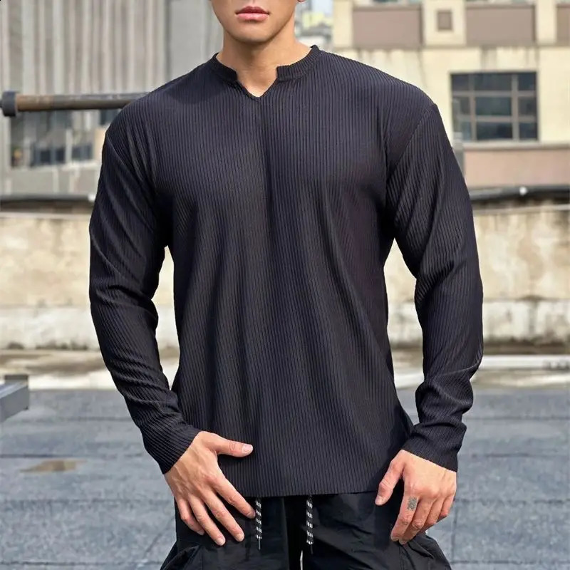 Spring and autumn street wear casual white long sleeve mens T-shirt fashion solid color vertical V-neck T-shirt mens wear 240820