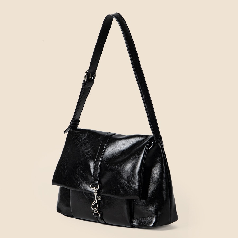 2024 New Soft Face Oil Wax Leather Feel Shoulder with Large Capacity, Versatile Commuting, Fashionable Lock Buckle, and Postman Bag