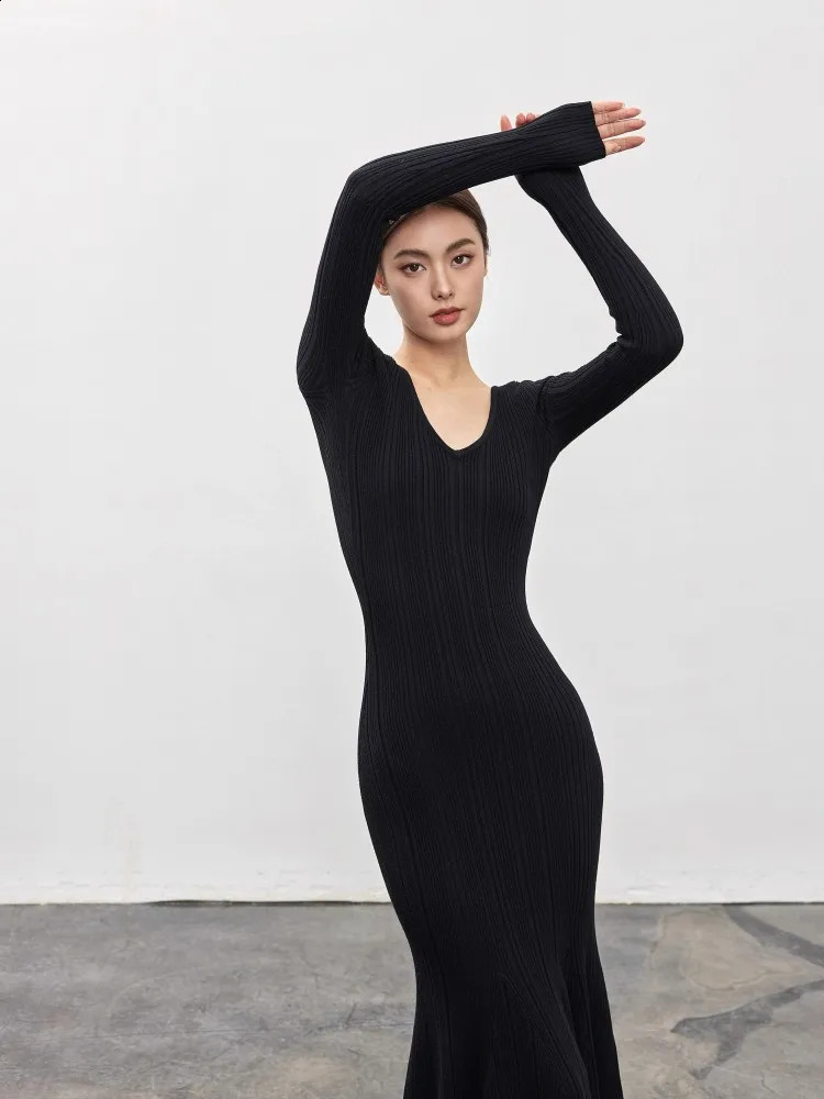 Pit Striped Knitted Dress For Womens Autumn And Winter n Sense V-Neck Slim Fit Chic Fish Tail Long Skirt 240819