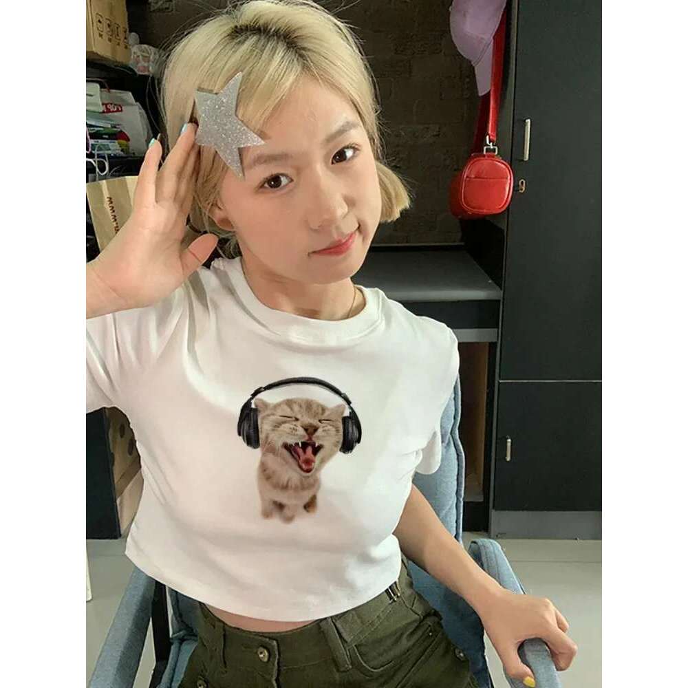 Crop Women Top Kitten Listens Tshirt Y2k Streetwear Haruku Graphic Short Sleeve Baby Tee Cute Vntage Aesthetic Kawaii Clothes