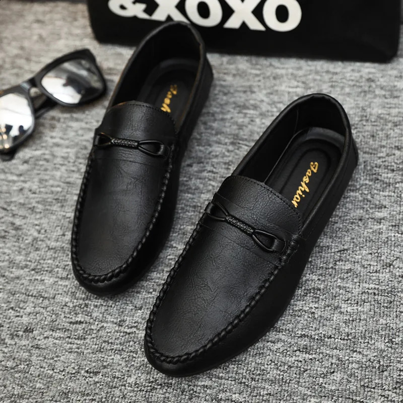 Summer mens comfortable flat shoes mens breathable Moccasins sliding on soft leather driving shoes 240821