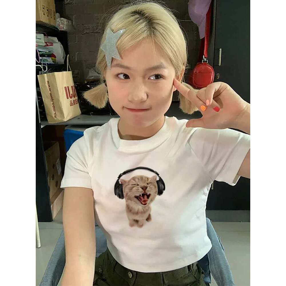Crop Women Top Kitten Listens Tshirt Y2k Streetwear Haruku Graphic Short Sleeve Baby Tee Cute Vntage Aesthetic Kawaii Clothes