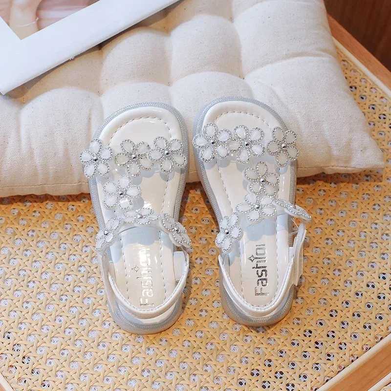 Summer Fashion Childrens Comfortable Elegant Cute Flower Crystal Beautiful Baby Girl Childrens Sparkling Princess Flat Sandals W240821