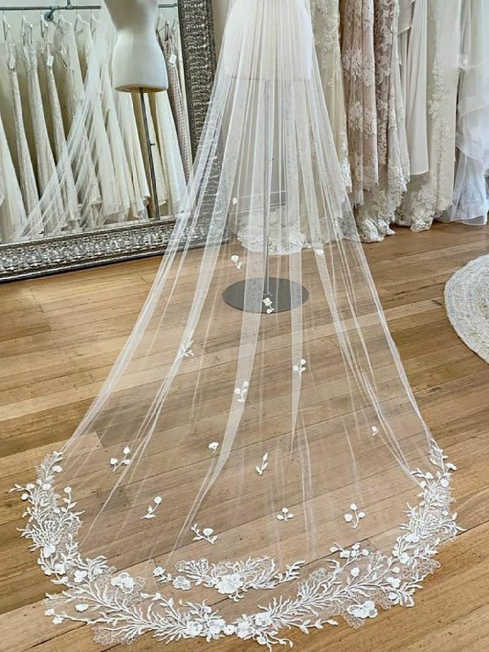 Simple Wedding Veil Appliques One Layer Long Chapel Length Veils Applique Edge With Comb Custom Made Bridal Accessories High Quality