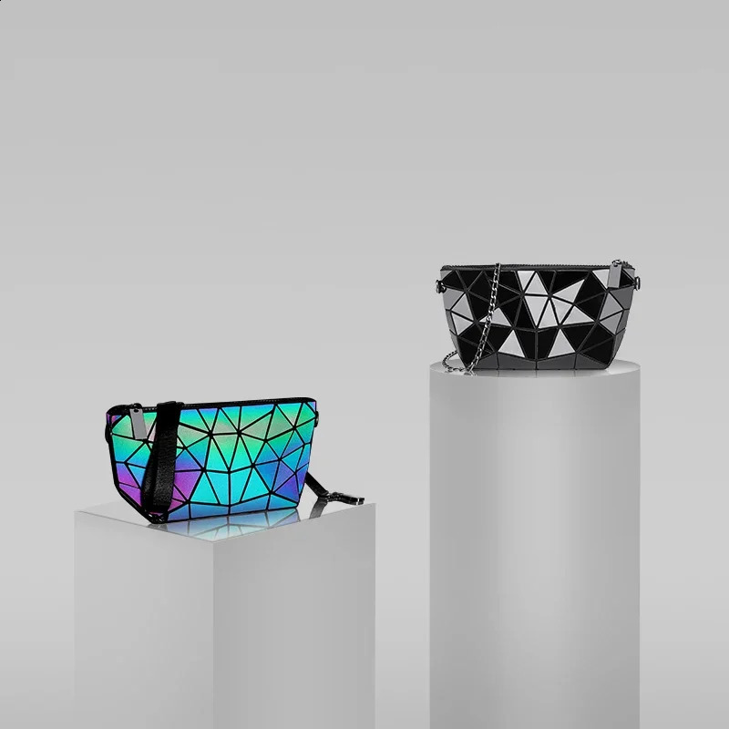 Women Chain Shoulder Bag for women 2024 Luminous Geometric Messenger Bags Plain Folding Crossbody Bags Clutch evening bag bolso 240820