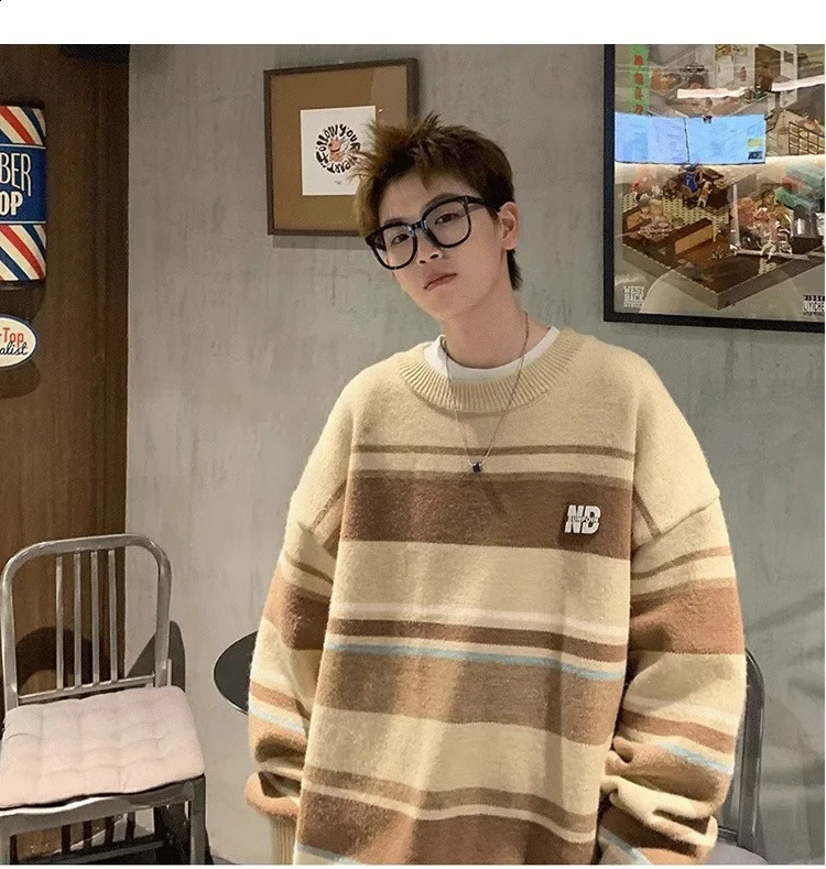 Trendy Hong Kong style loose fitting striped color blocked round neck knitted top for mens autumn oversized retro look sweater 240821