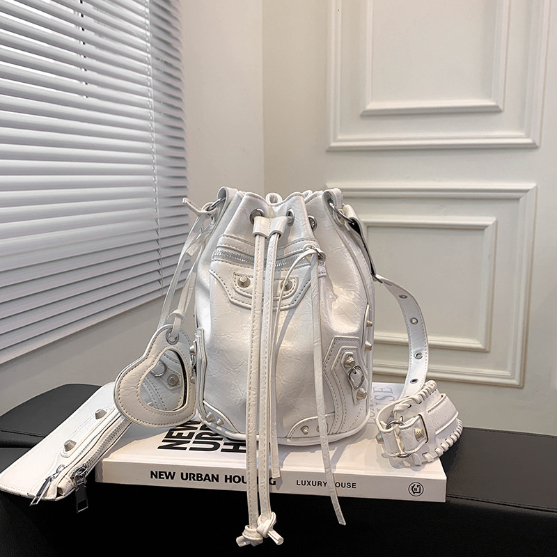 Crossbody Women's New Heavy Industry Locomotive Wind Rivet Tidal Drawn Water Bucket Fashion Shoulder Bag Free Mirror Wallet