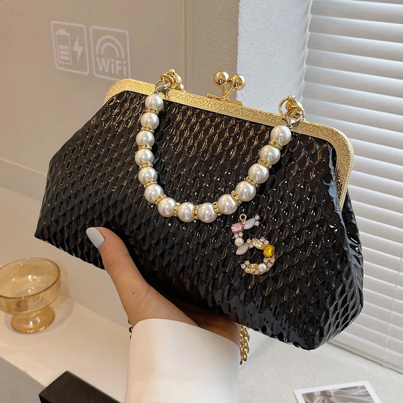 Women White Shoulder Bags Gold Silver Crossbody Bags Pearl Evening Clutch Chain Shell Clip Party Handbags 240821