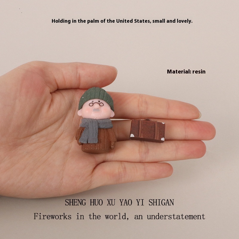 Mini creative elderly travel luggage, resin crafts, micro landscape home decorations, desktop ornaments