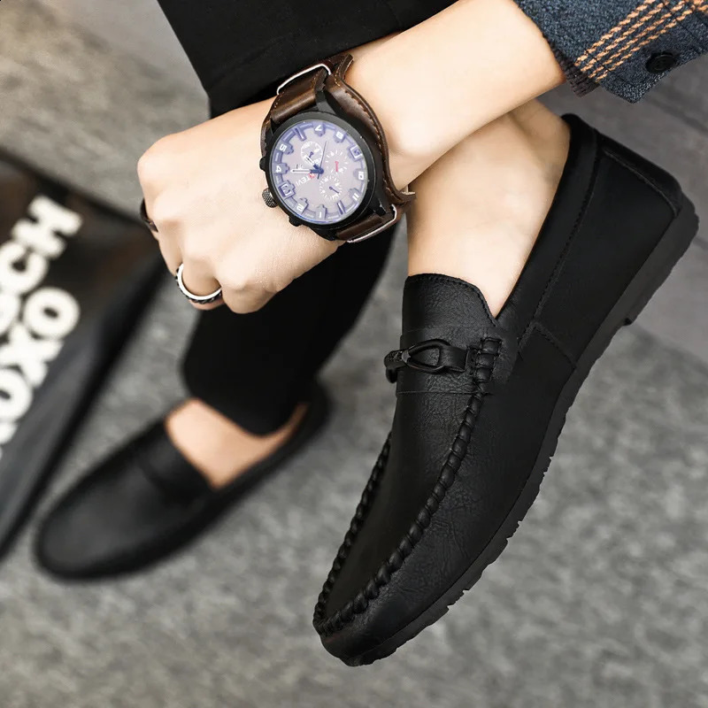 Summer mens comfortable flat shoes mens breathable Moccasins sliding on soft leather driving shoes 240821