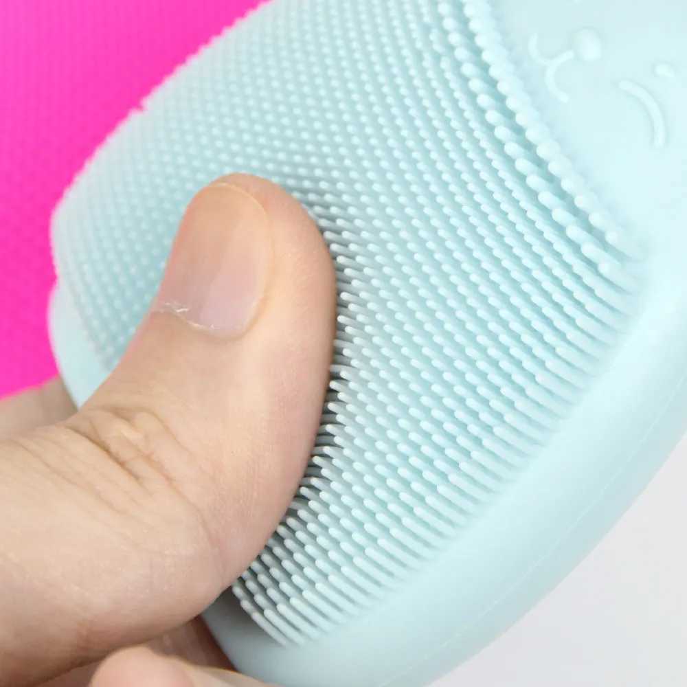Rabbit Shape Silicone Face Cleansing Brush Skin Scrubber Glove Baby Shampoo Softy Brush Deeply Exfoliating Skin Care Tool Y240821