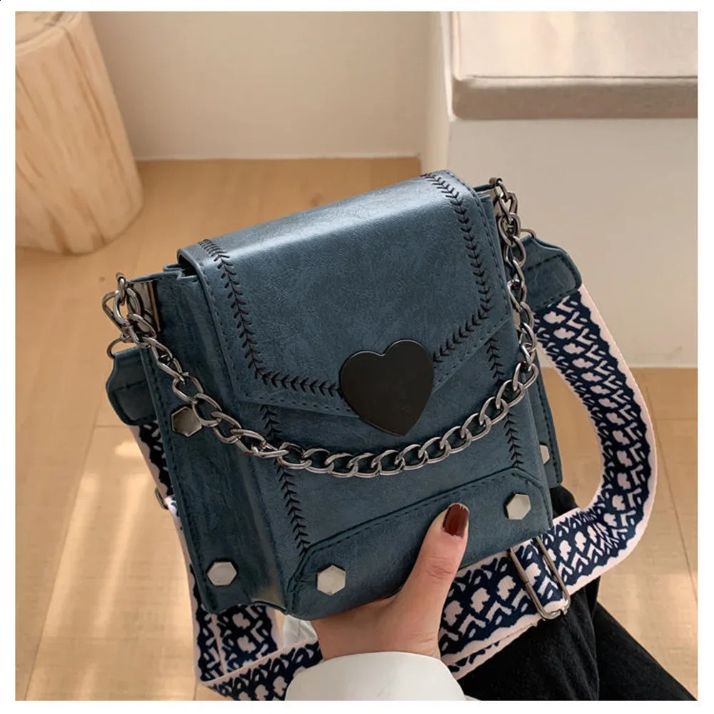 Korean Style Retro HeartShaped Womens Bag Lock Mobile Phone Studded Shoulder Handbag Messenger 240821