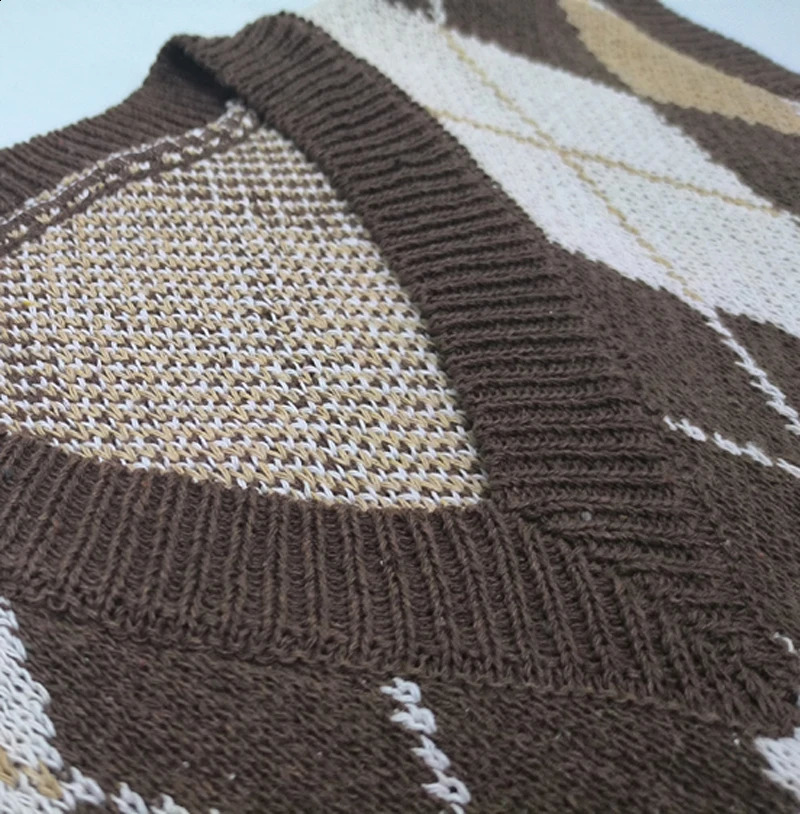Retro Argyle Plaid Pattern Knitwear V Neck Women Knitted Waistcoat Sleeveless Sweater Vest For Men Purple Green Brown Grey 240820