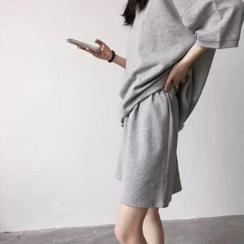 Womens twopiece set summer trend simple casual street wear short sleeved Tshirt womens solid loose pocket beach shorts 240821