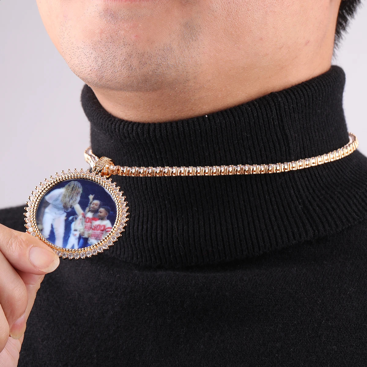 Durable Enameled Mens' Accessory Engraved HIP HOP Ice Emblem Badge Chain Neckwear with Glittering Gold Plate Finish