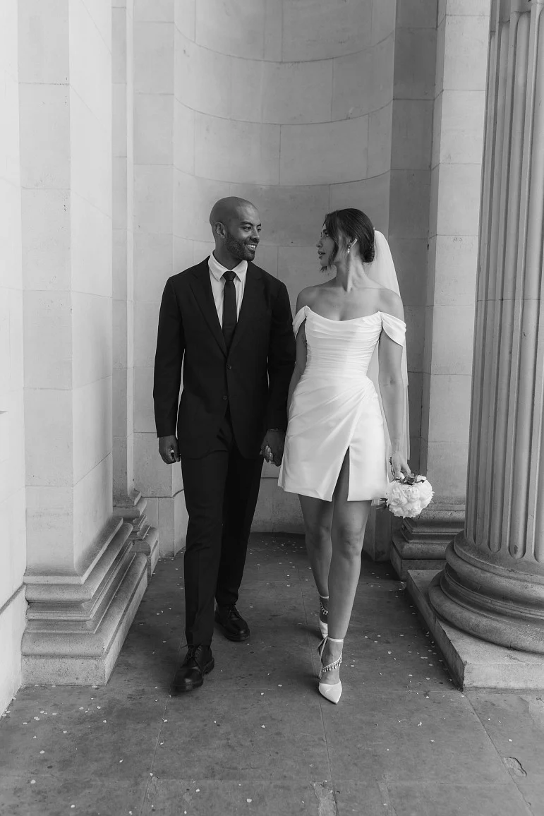 Modest Short Satin Wedding Dresses for Women Off the Shoulder Brides Pleats Bridal Gowns Mini Knee Length Sheath Bridal Dress Vestido De Noiva