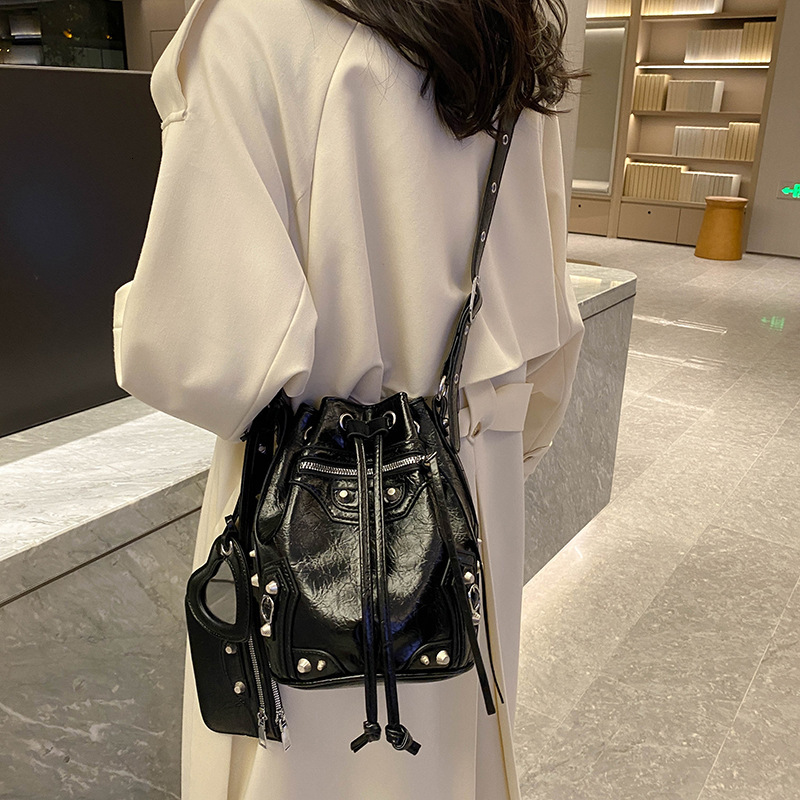 Crossbody Women's New Heavy Industry Locomotive Wind Rivet Tidal Drawn Water Bucket Fashion Shoulder Bag Free Mirror Wallet