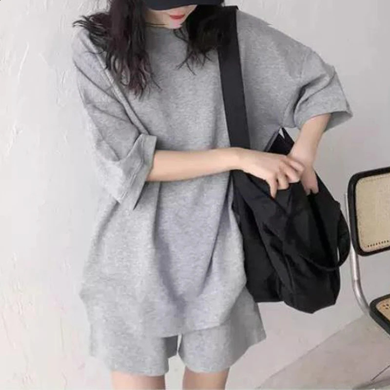 Womens twopiece set summer trend simple casual street wear short sleeved Tshirt womens solid loose pocket beach shorts 240821
